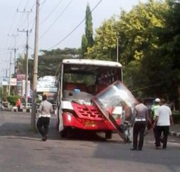 Kecelakaan Kendaraan Raksasa, Bus Umum AKDP Vs Truck Pasir